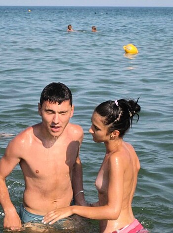 Young couples at holiday ( topless pics ) - Photo 17