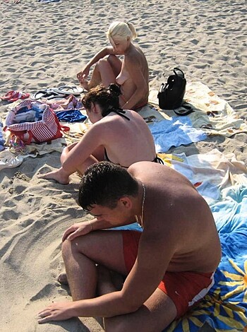 Young couples at holiday ( topless pics ) - Photo 18