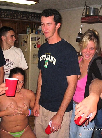 GIRLS at PARTY- Drunk teenagers - Amateurs pics 28 - Photo 43