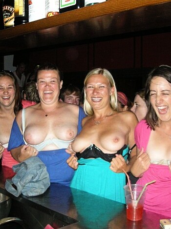 Young Girls and night party flashers  - Photo 1