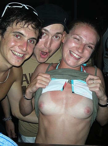 Young Girls and night party flashers  - Photo 18
