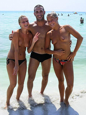 Young Amateurs Girl on Beach - Topless pics No.06  - Photo 7