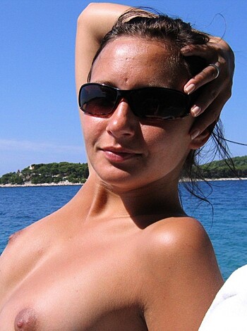 Young Amateurs Girl on Beach - Topless pics No.06  - Photo 16
