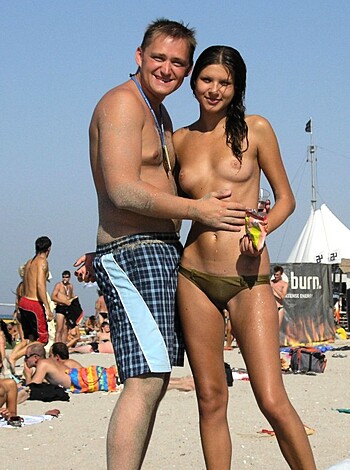 Young Amateurs Girl on Beach - Topless pics No.06  - Photo 25