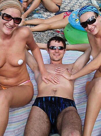 Young Amateurs Girl on Beach - Topless pics No.06  - Photo 41