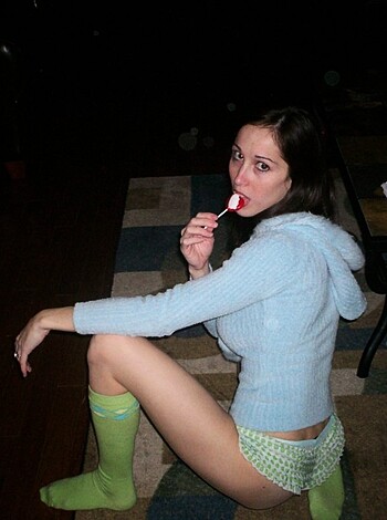 Brunette Hottie Shows Her Tight Body - Photo 5