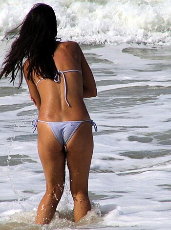 Gorgeous Beach Bikini Candids  - Photo 9