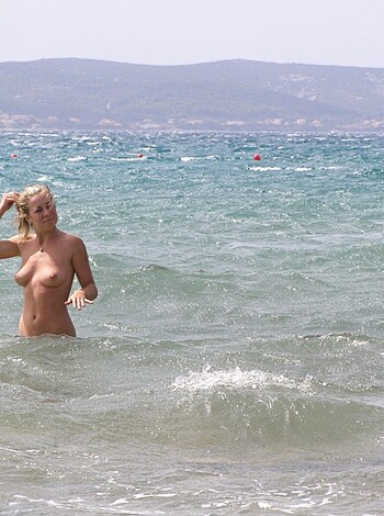 Czech Beautiful girl on holiday - Photo 26