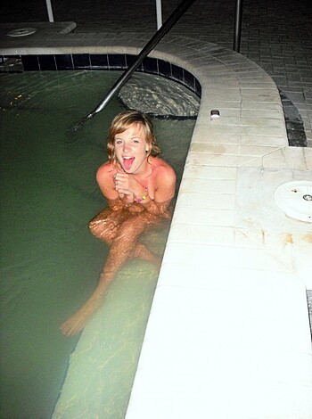 Co-Ed Vacation Pictures with Swimming - pool party - Photo 5