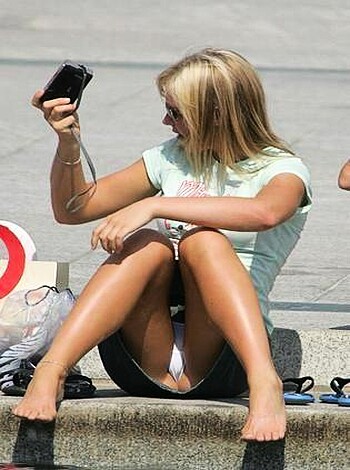 UPSKIRT pictures for real VOYEUR - Photo 2