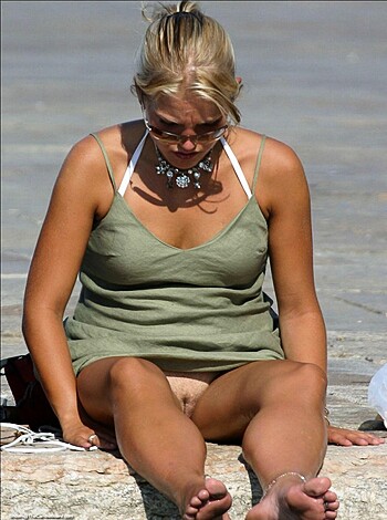 UPSKIRT pictures for real VOYEUR - Photo 10