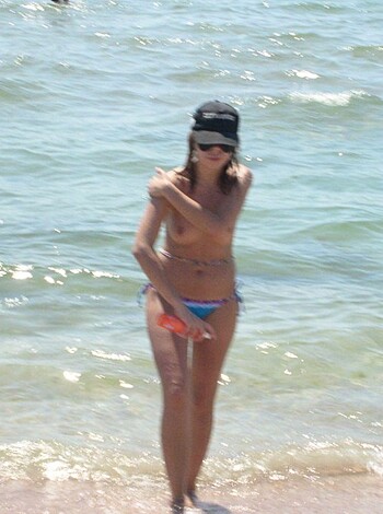 TEEN ON NUDIST BEACH HOLIDAY AMATEUR SET  - Photo 2