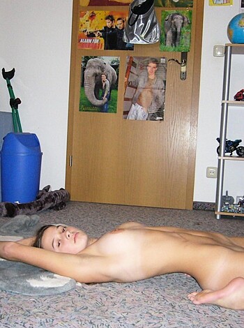 Amateur teen posing  - Photo 20