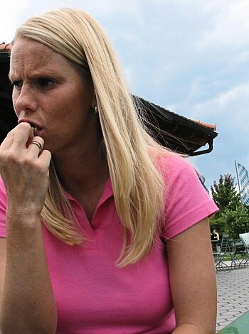 Gorgeous milf wife naked on holiday house - Photo 6