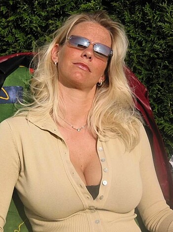 Gorgeous milf wife naked on holiday house - Photo 1