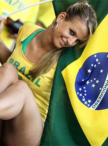Sexy soccer fans  - Photo 1