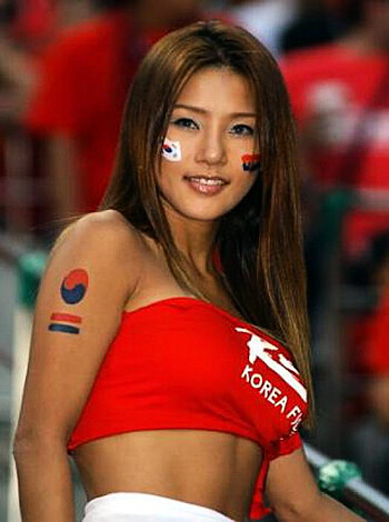 Sexy soccer fans  - Photo 3