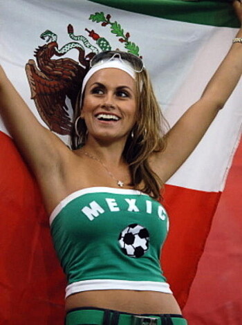 Sexy soccer fans  - Photo 5