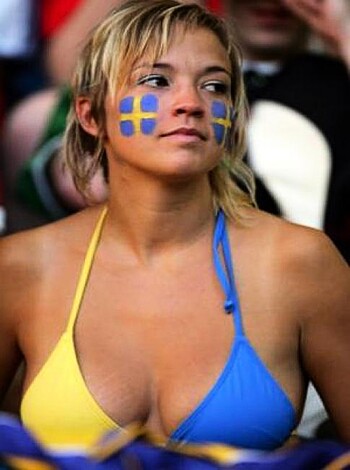 Sexy soccer fans  - Photo 9