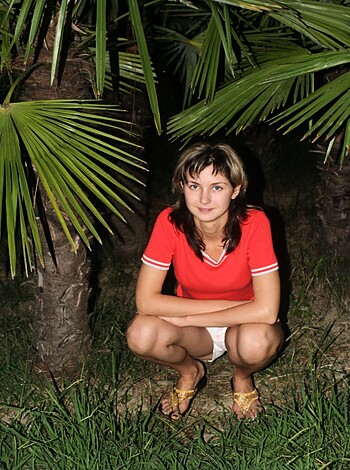 Here's a fucking hot-ass bitch squatting with her asshole in the background, behind some goddamn palm trees, for your viewing pleasure.