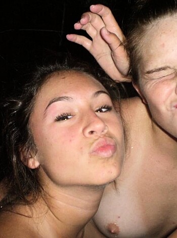 Drunk teen girls party - Photo 13