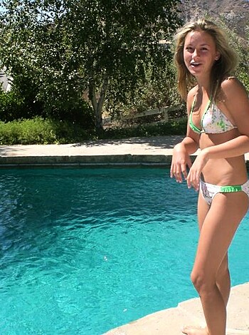 Drunk teen girls party - Photo 18