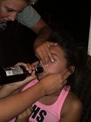 Drunk teen girls party - Photo 23