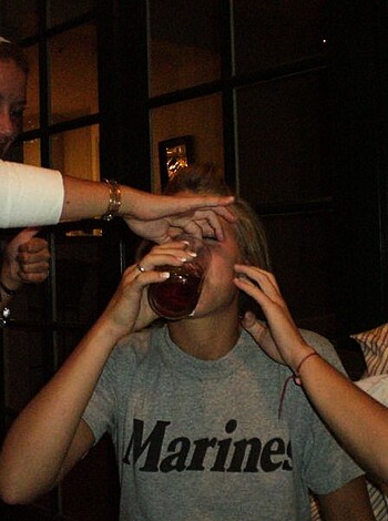 Drunk teen girls party - Photo 41