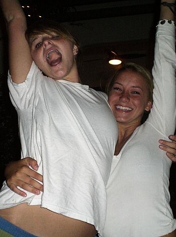 Drunk teen girls party - Photo 50