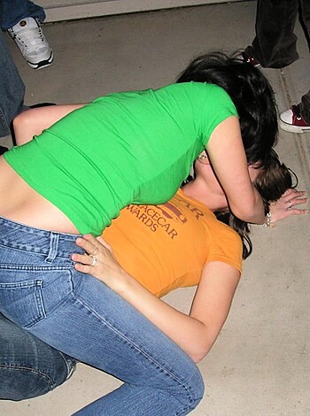 Lesbian amateur drunks - Photo 3