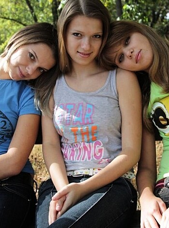 three lesbian Girls - Photo 5