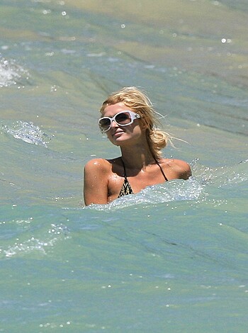 Paris Hilton Hawaii Bikini  - Photo 14