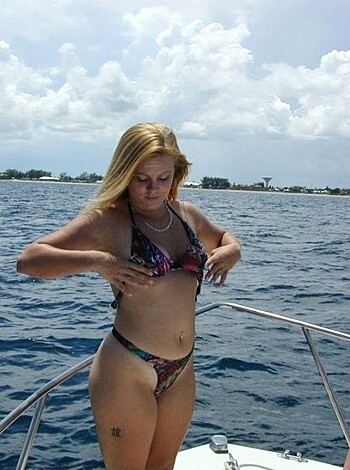Two Shaved Girls On A Boat  - Photo 5