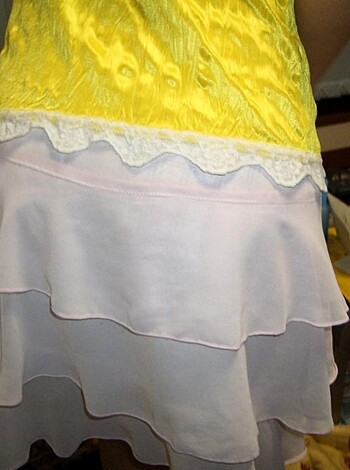A fucking girly yellow and white skirt with no fucking panties on, being held up by a hand that's probably gonna rub one out after this shit cause who the hell wants to see a bitch in a skirt without any goddamn underwear?