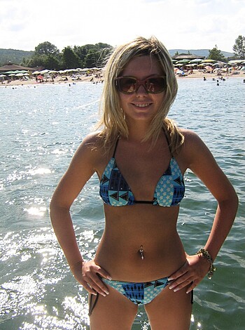 Young girls topless have a nice time on the beach  - Photo 17