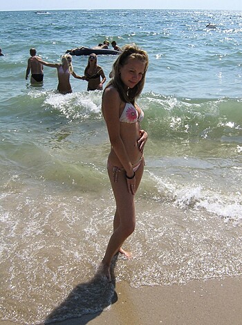 Young girls topless have a nice time on the beach  - Photo 29