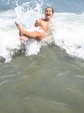 Young Amateur Nude Girl On Holiday  - Photo 3