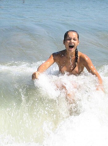 Young Amateur Nude Girl On Holiday  - Photo 4