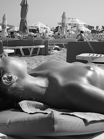 Young Amateur Nude Girl On Holiday  - Photo 6