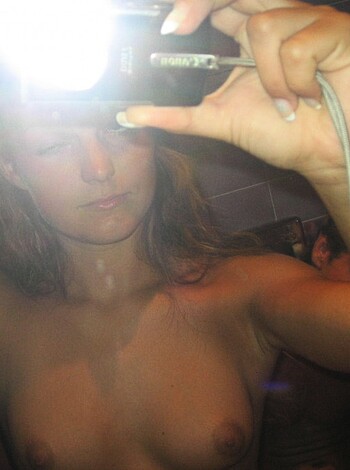 Young Amateur Nude Girl On Holiday  - Photo 11