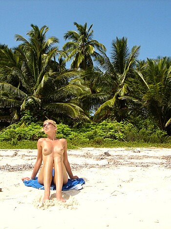 The naked beach 352 - Photo 33