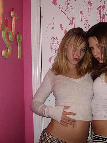 2 Sexy Teen Lesbians - Photo 26