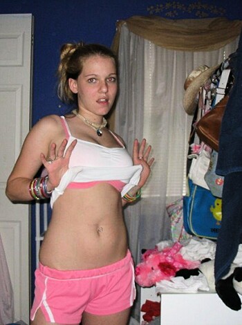 Sexy Teen Girlfriend shows her Cunt - Photo 2