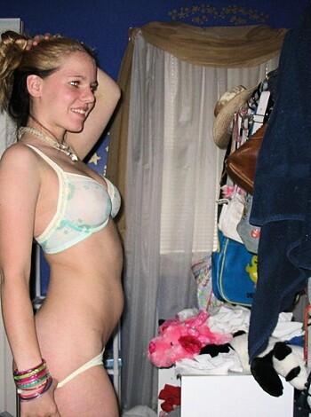 Sexy Teen Girlfriend shows her Cunt - Photo 3