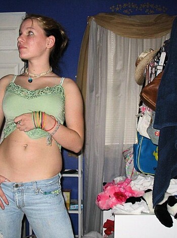 Sexy Teen Girlfriend shows her Cunt - Photo 11