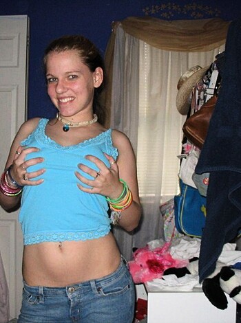 Sexy Teen Girlfriend shows her Cunt - Photo 17