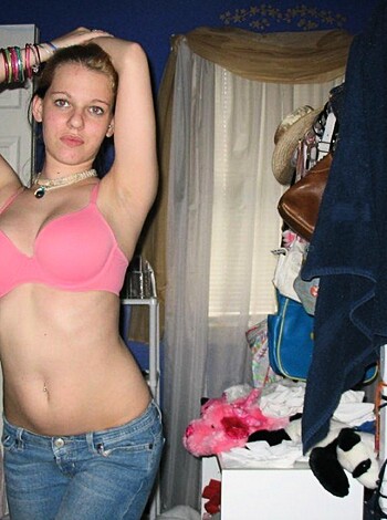 Sexy Teen Girlfriend shows her Cunt - Photo 19