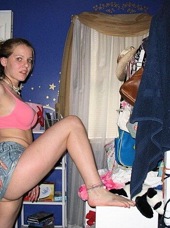 Sexy Teen Girlfriend shows her Cunt - Photo 20