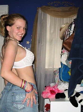 Sexy Teen Girlfriend shows her Cunt - Photo 21