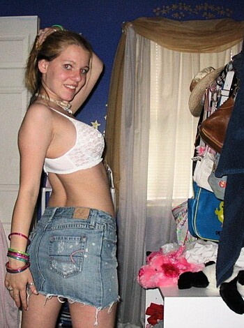 Sexy Teen Girlfriend shows her Cunt - Photo 22